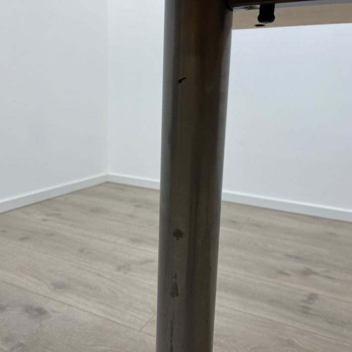 EFG skrivebord med trefarget bordplate