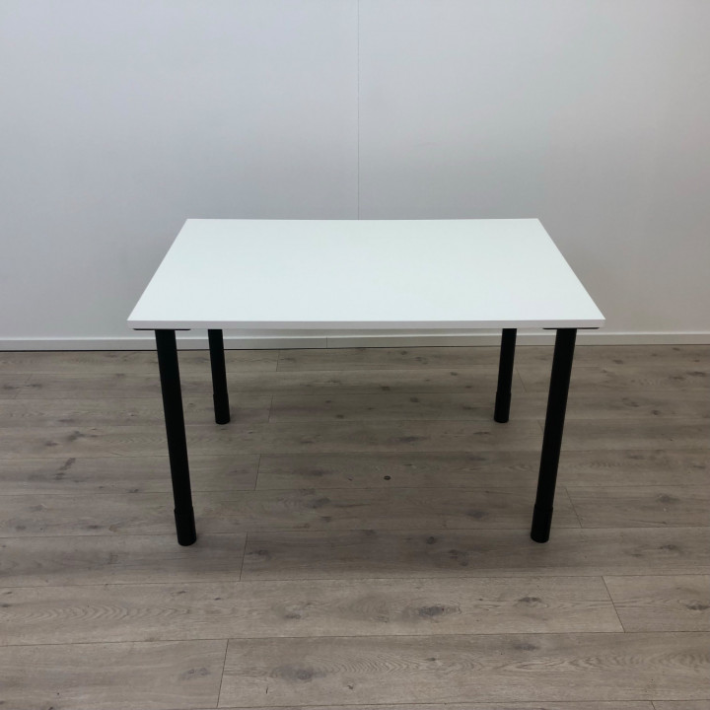 Skrivebord med hvit bordplate og sorte ben
