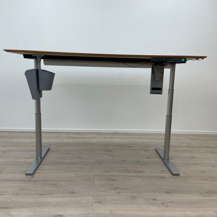 DUBA B8 elektriske hev/senk skrivebord, har to riper i platen