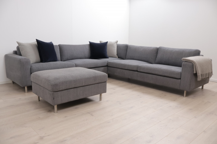 Nyrenset | Bolia Scandinavia 6-seter hjørnesofa med puff med oppbevaring