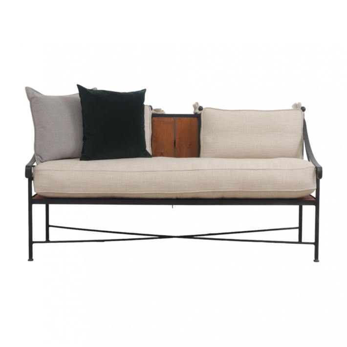 Nyrenset | Kremhvit 2-seter sofa med ramme i smijern